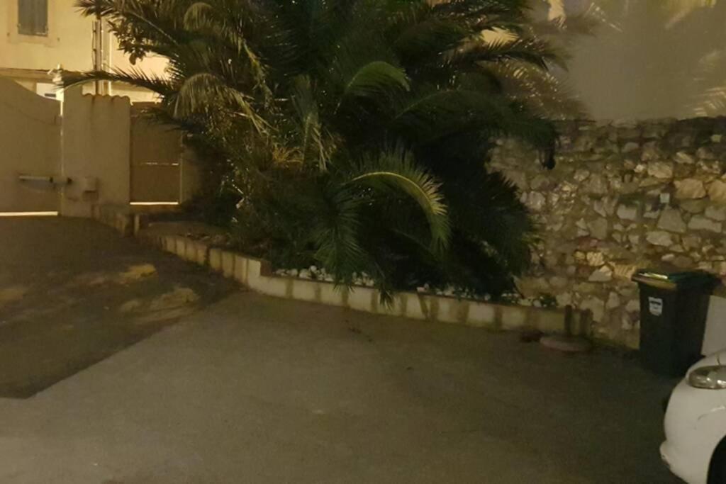 Gite Du Stade Le Studio Cour Parking Et Piscine Partagee Marsiglia Esterno foto